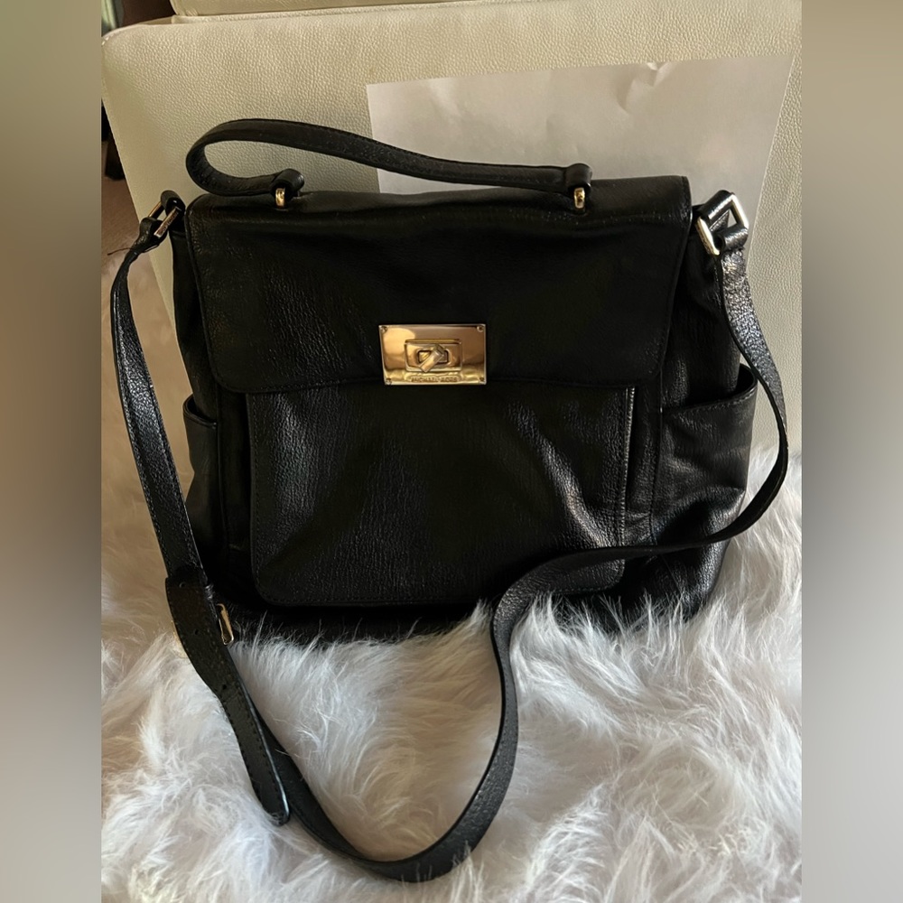 Black Michael Kors leather purse. Excellent condition.